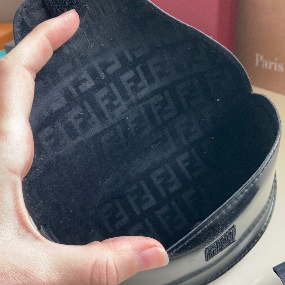 Fendi sunglasses and case - Picture 5 of 15